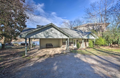 Lake Hamilton Cottage | Waterfront Getaway w/Dock on Lake Hamilton!