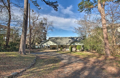 Lake Hamilton Cottage | Waterfront Getaway w/Dock on Lake Hamilton!