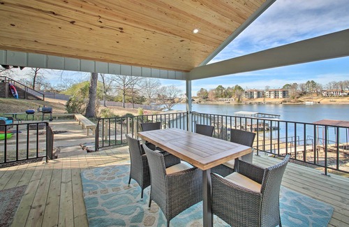 Lake Hamilton Cottage | Waterfront Getaway w/Dock on Lake Hamilton!