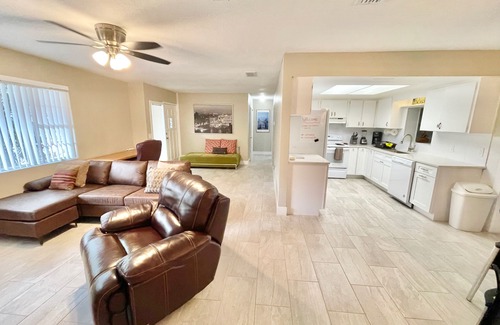 Orient Park House | Waterfront, Hard Rock, Ampitheater All In Your Backyard!