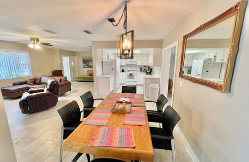 Orient Park House | Waterfront, Hard Rock, Ampitheater All In Your Backyard!