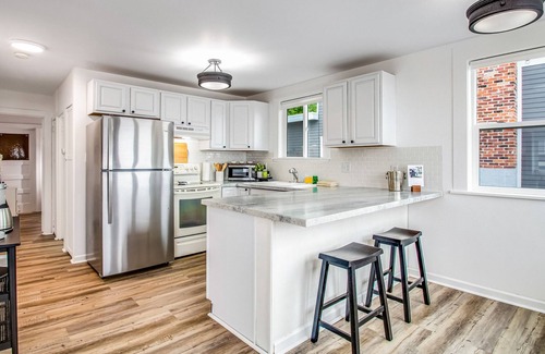 Rollingbay House | Waterfront home on Puget Sound with Mt. Rainier/Mt. Baker view & beach access