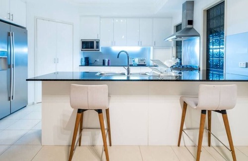 Helensvale House | WATERFRONT HOLIDAY HAVEN / HELENSVALE