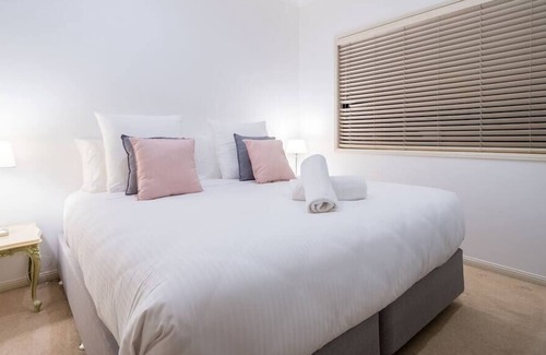 Helensvale House | WATERFRONT HOLIDAY HAVEN / HELENSVALE
