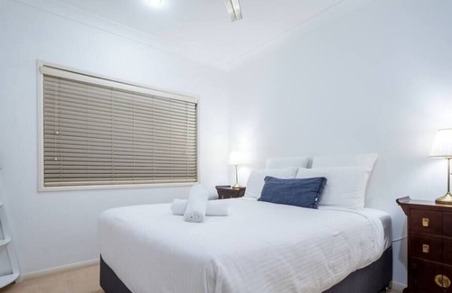 Helensvale House | WATERFRONT HOLIDAY HAVEN / HELENSVALE