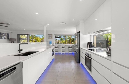 Bundall House | Waterfront home close to Surfers Paradise
