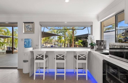 Bundall House | Waterfront home close to Surfers Paradise