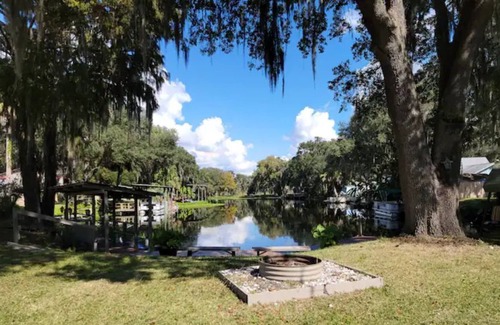 Fellowship Cottage | Waterfront home on a peaceful cove - Lake Rousseau