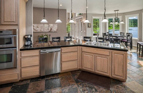Comeback Bay House | Waterfront Home on Comeback Bay | Ideal for Family Reunions