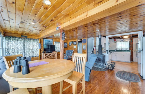 Town of Putnam Cottage | Waterfront Home on Lake Champlain w/Dock & Kayaks