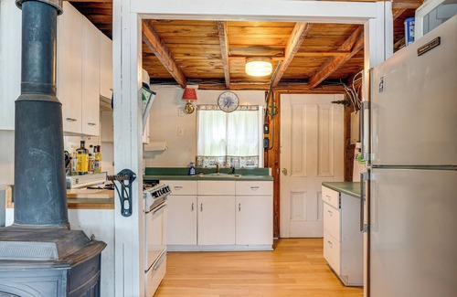 Town of Putnam Cottage | Waterfront Home on Lake Champlain w/Dock & Kayaks