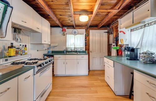 Town of Putnam Cottage | Waterfront Home on Lake Champlain w/Dock & Kayaks