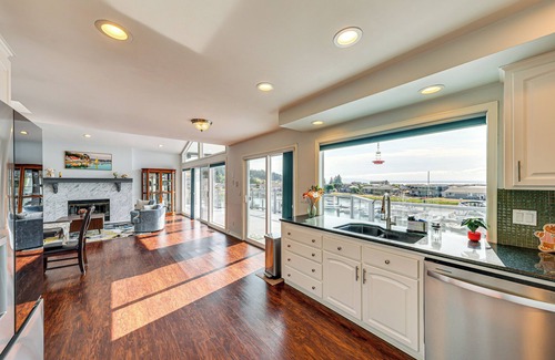 Oak Harbor Cottage | Waterfront Home w/Dock & Hot Tub in Oak Harbor!