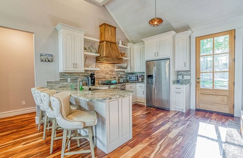 Counce House | Waterfront Home W/Dock, 5 Bedroom with Hot Tub! One mile from Aqua Yacht!