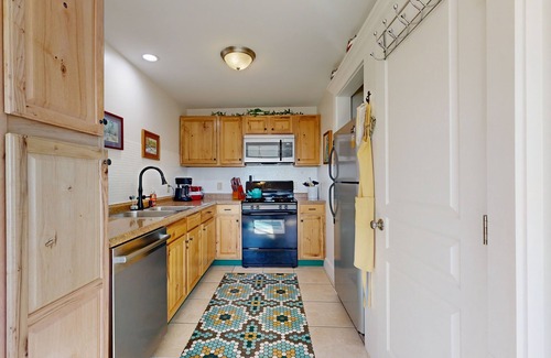 Rockland Cottage | Waterfront home with ocean views, beach access, AC & washer/dryer - dog-friendly