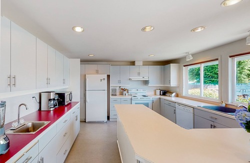 Hoodsport House | Waterfront home with 3 kayaks, pebbly beach & amazing Hood Canal view