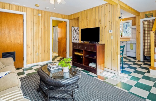 Northport Cottage | Waterfront home with beautiful bay views - dog-friendly, snowbird-friendly