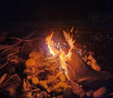 Mandi House | Waterfront Homestay 2BHK Free Bonfire By Homeyhuts