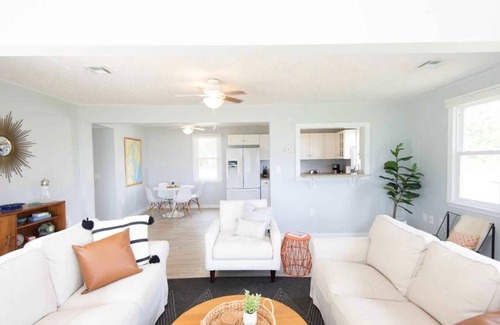 Cambridge House | WATERFRONT! *HOT TUB* 3 bedroom Oasis on 2+ acres - Sleeps 8