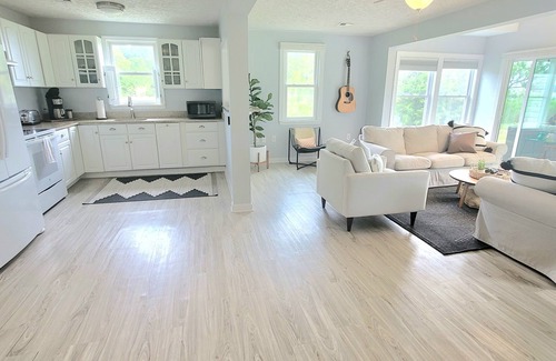 Cambridge House | WATERFRONT! *HOT TUB* 3 bedroom Oasis on 2+ acres - Sleeps 8