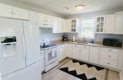 Cambridge House | WATERFRONT! *HOT TUB* 3 bedroom Oasis on 2+ acres - Sleeps 8