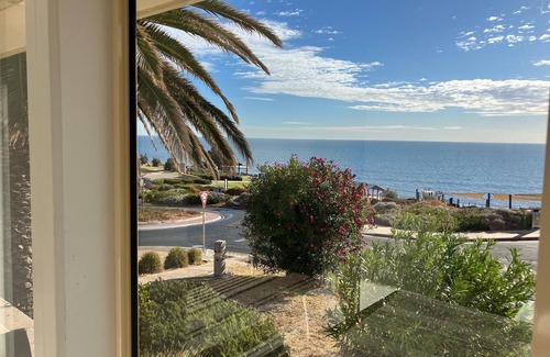 Adelaide House | Waterfront house at Hallet Cove
