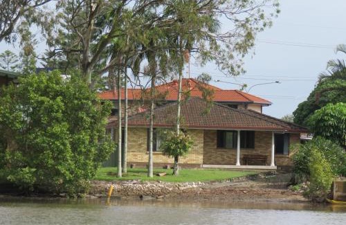 Currumbin Waters House | Waterfront house in Currumbin