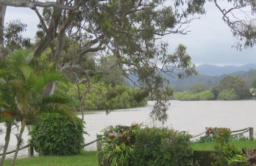 Currumbin Waters House | Waterfront house in Currumbin