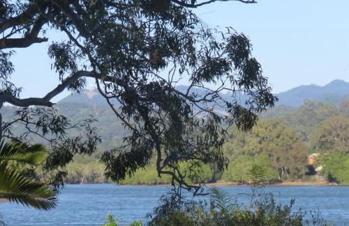Currumbin Waters House | Waterfront house in Currumbin