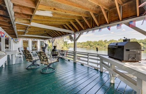 Jonesville Apartment | Waterfront Jonesville Studio on Black River Lake!