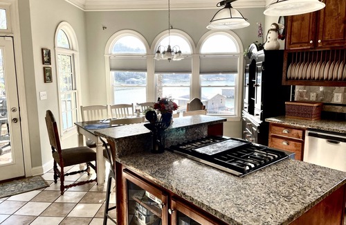 Guntersville House | WATERFRONT kayaks, paddleboat & Beautiful Mountain Views, convenient to shopping
