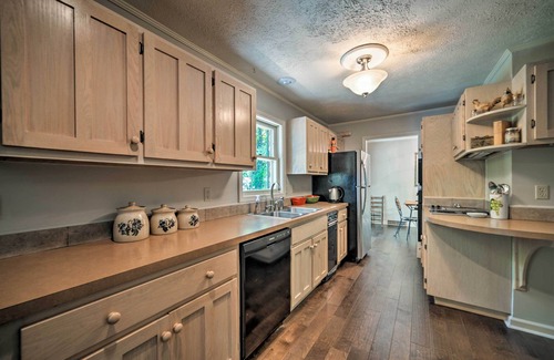 Cadiz House | Waterfront Lake Barkley Home w/Deck & Fire Pit!