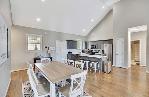 Townville House | Waterfront Lake Hartwell home with dock in place! 30 min to Clemson