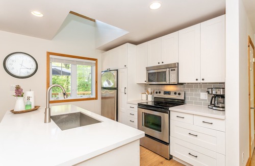 Windermere House | Waterfront Lake House On Beautiful Three Mile Lake