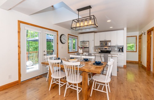 Windermere House | Waterfront Lake House On Beautiful Three Mile Lake