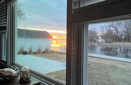 Oshkosh House | Waterfront Lake House, Kayaks and Large Yard