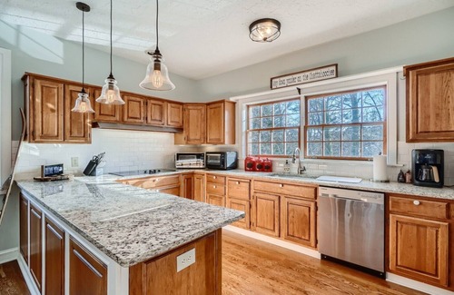 Gainesville House | Waterfront Lake Lanier - Private Dock & Fire Pit space for the whole family!