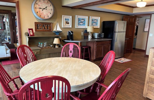 Cumming House | Waterfront Lakehouse 4bd,3.5ba,Deep Water Double Deck Dock, Lrg 6 person Jacuzzi