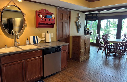 Cumming House | Waterfront Lakehouse 4bd,3.5ba,Deep Water Double Deck Dock, Lrg 6 person Jacuzzi