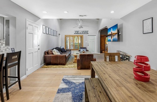 Hendricks and Venice Isles Cottage | Waterfront Las Olas Cottage with Private Dock & Pool
