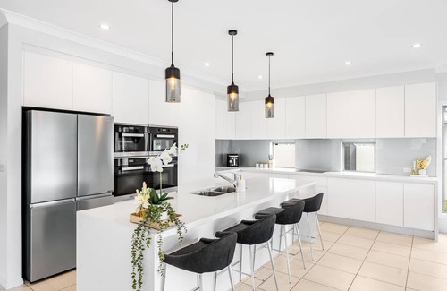 Helensvale House | Waterfront Lifestyle Holiday5B House nearThemePark