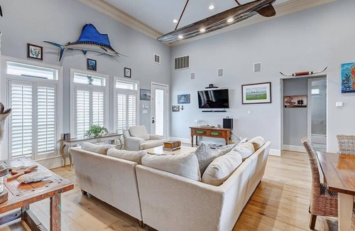 Galveston House | Waterfront living and fishing enthusiasts! Fish and crab from the backyard.