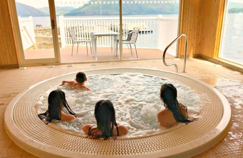 Kentallen Ski Chalet | Waterfront Lodge 1 with Hot Tub
