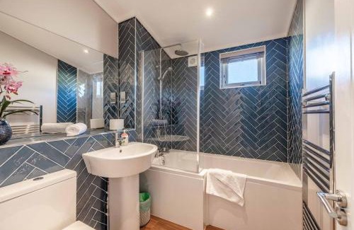 Windsor House | Waterfront Lodge Windsor Racecourse Marina