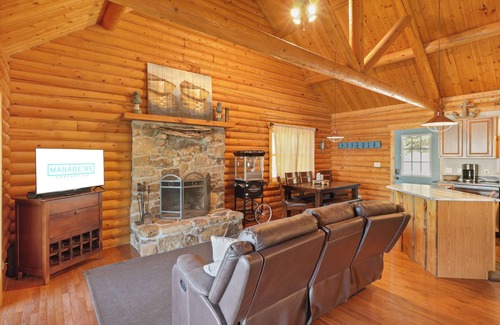 Sunrise Beach Cabin | Waterfront Log Cabin Log Cabin | Waterfront | Family Friendly | Updated
