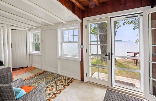 Sturgeon Bay Cottage | Waterfront Log Cabin | Sunset Views, Fire Pit, Screened Porch