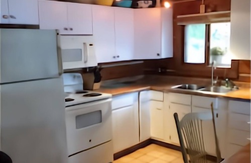 Egg Harbor Cabin | Waterfront Log Home, WiFi, 3 bedrooms, Direct TV, Fire Pit