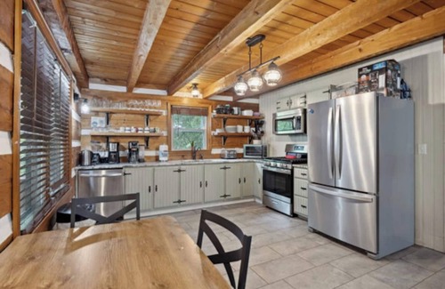 Fishers Hill House | Waterfront Log Home Hot Tub Flat yard w/Volleyball Fire Pit & Tubes for Floating