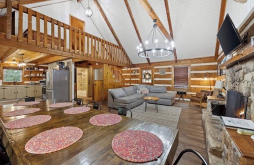 Fishers Hill House | Waterfront Log Home Hot Tub Flat yard w/Volleyball Fire Pit & Tubes for Floating