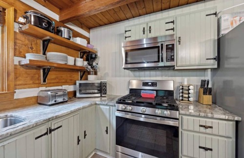 Fishers Hill House | Waterfront Log Home Hot Tub Flat yard w/Volleyball Fire Pit & Tubes for Floating
